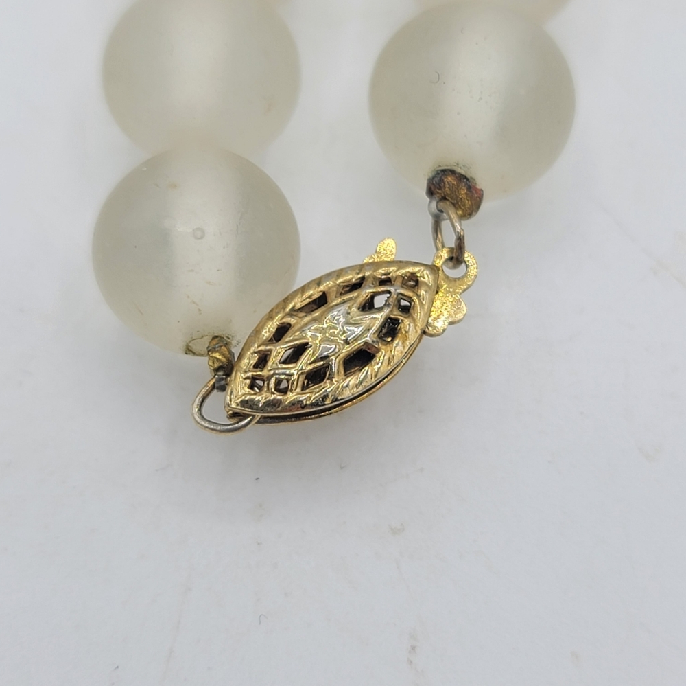 Frosted glass beaded necklace w/ pink faceted accents, brass spacers 80s Vintage - Picture 5 of 13